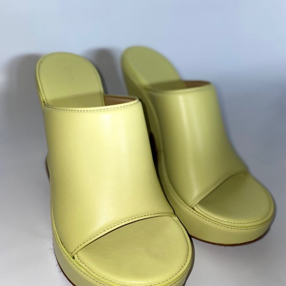 BOTTEGA VENETA wedge sandals (size 39) in light green lambskin - Picture 3 of 16